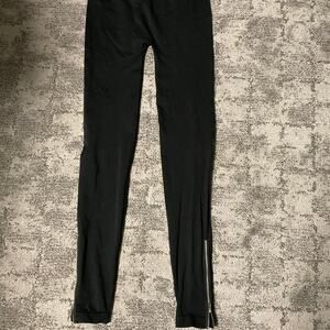 BLack leggings with zip up ankles by design history, size large seamless
